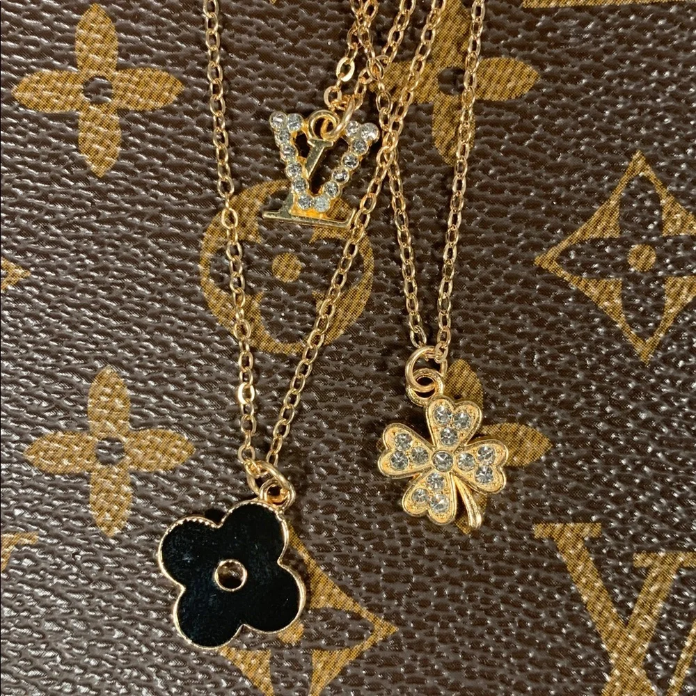 Stunning Fashion LV 3 in 1 necklace with gold tone stud earrings